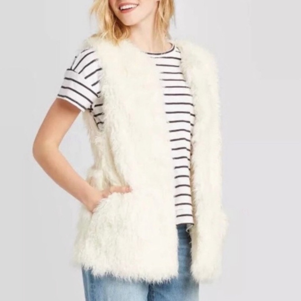 Off White Eggshell Faux Fur Vest Target Universal Thread Jacket‎ Top NWT Trendy